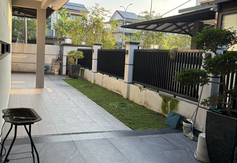 Johor Bahru / Taman Sri Intan / Jalan Bentara / The Gardens Polo Park / - 3 Storey Semi D