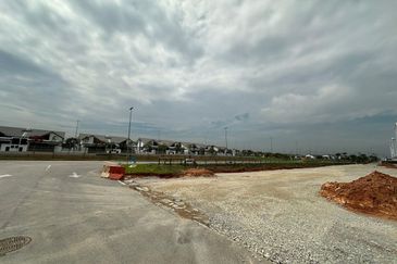 Kulai IOI Bandar Putra（ Mahkota 2) / Double Storey Shoplot / Corner Unit / Facing Garden 