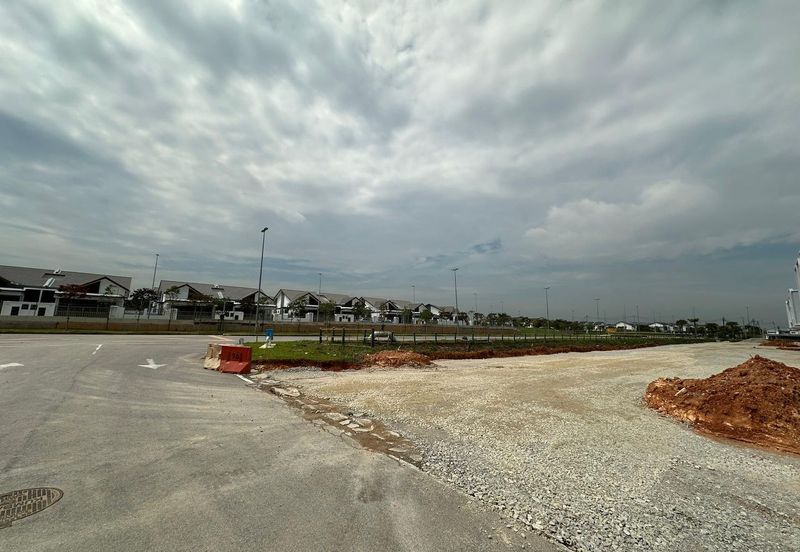 Kulai IOI Bandar Putra（ Mahkota 2) / Double Storey Shoplot / Corner Unit / Facing Garden 