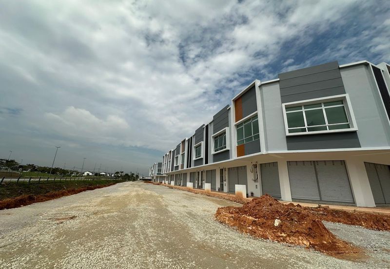 Kulai IOI Bandar Putra（ Mahkota 2) / Double Storey Shoplot / Corner Unit / Facing Garden 