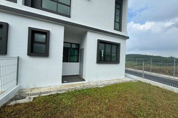 Kulai / Taman Mutiara Hijau  / Jalan Mutiara Hijau ✅Double Storey Terrace House (Endlot with extra land)