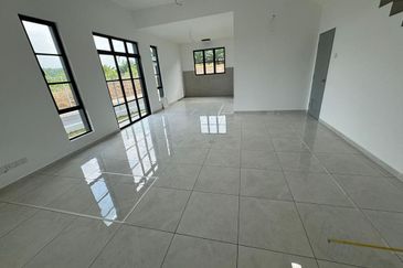 Kulai / Taman Mutiara Hijau  / Jalan Mutiara Hijau ✅Double Storey Terrace House (Endlot with extra land)