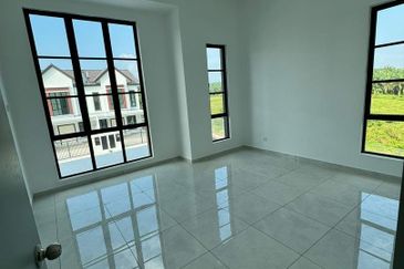 Kulai / Taman Mutiara Hijau  / Jalan Mutiara Hijau ✅Double Storey Terrace House (Endlot with extra land)