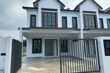 Kulai / Taman Mutiara Hijau  / Jalan Mutiara Hijau ✅Double Storey Terrace House (Endlot with extra land)