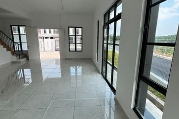 Kulai / Taman Mutiara Hijau  / Jalan Mutiara Hijau ✅Double Storey Terrace House (Endlot with extra land)