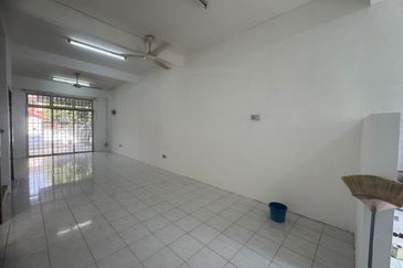Kulai / Taman Putri Kulai / Jalan Sri Putri 12 / Double Storey House 