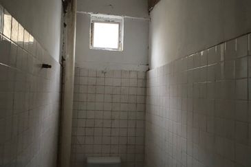 Kulai / Kaw perindustrian Timur / Jalan Timur / 1.5 Storey Terrace Factory 