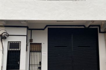 Kulai / Kaw perindustrian Timur / Jalan Timur / 1.5 Storey Terrace Factory 