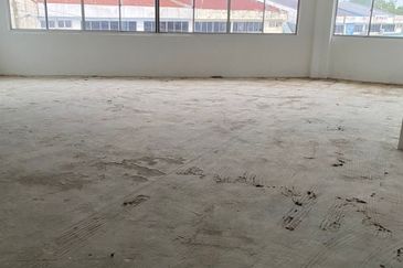 Kulai / Kawasan Perindustrian Timur / Jalan Timur / 1.5 Storey Terrace Factory - Corner Unit