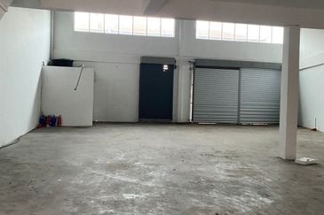 Kulai / Kawasan Perindustrian Timur / Jalan Timur / 1.5 Storey Terrace Factory - Corner Unit