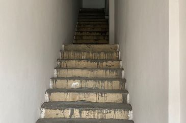 Kulai / Kawasan Perindustrian Timur / Jalan Timur / 1.5 Storey Terrace Factory - Corner Unit