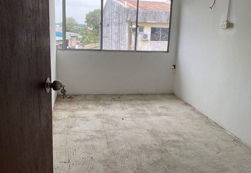 Kulai / Kawasan Perindustrian Timur / Jalan Timur / 1.5 Storey Terrace Factory - Corner Unit