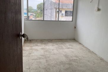 Kulai / Kawasan Perindustrian Timur / Jalan Timur / 1.5 Storey Terrace Factory - Corner Unit