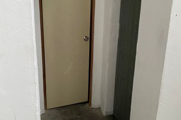 Kulai / Kawasan Perindustrian Timur / Jalan Timur / 1.5 Storey Terrace Factory - Corner Unit