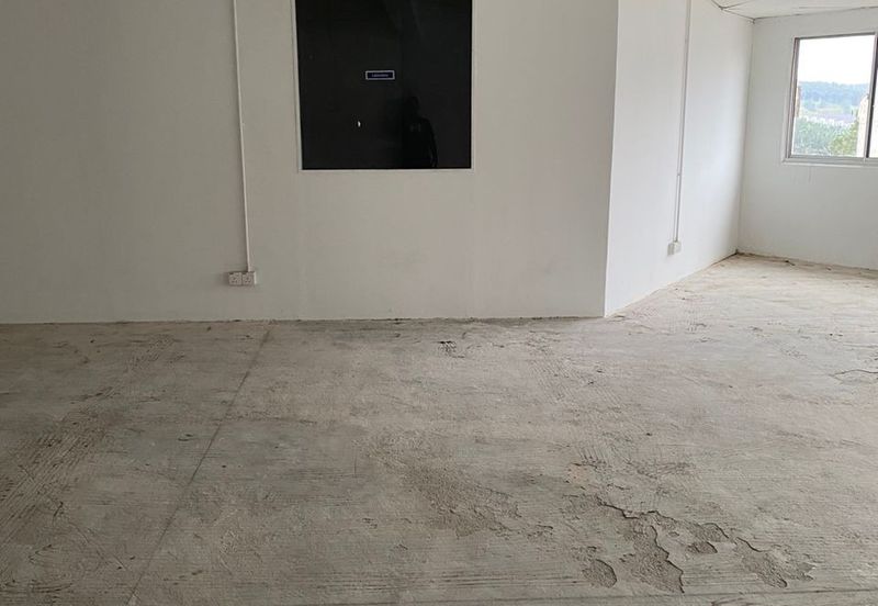 Kulai / Kawasan Perindustrian Timur / Jalan Timur / 1.5 Storey Terrace Factory - Corner Unit