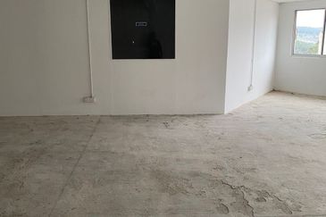 Kulai / Kawasan Perindustrian Timur / Jalan Timur / 1.5 Storey Terrace Factory - Corner Unit