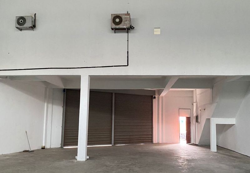 Kulai / Kawasan Perindustrian Timur / Jalan Timur / 1.5 Storey Terrace Factory - Corner Unit