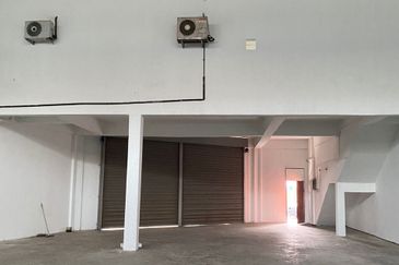 Kulai / Kawasan Perindustrian Timur / Jalan Timur / 1.5 Storey Terrace Factory - Corner Unit