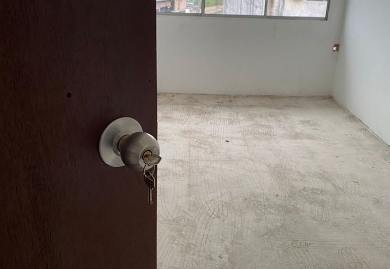 Kulai / Kawasan Perindustrian Timur / Jalan Timur / 1.5 Storey Terrace Factory - Corner Unit