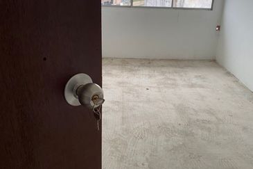 Kulai / Kawasan Perindustrian Timur / Jalan Timur / 1.5 Storey Terrace Factory - Corner Unit