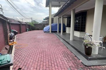 JB Bukit Kempas / Jalan Bukit Kempas /Double Storey Bungalow House /swimming pool