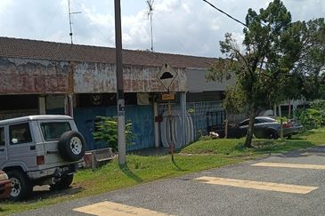 Kulai / Jalan temenggong / Single shoplot