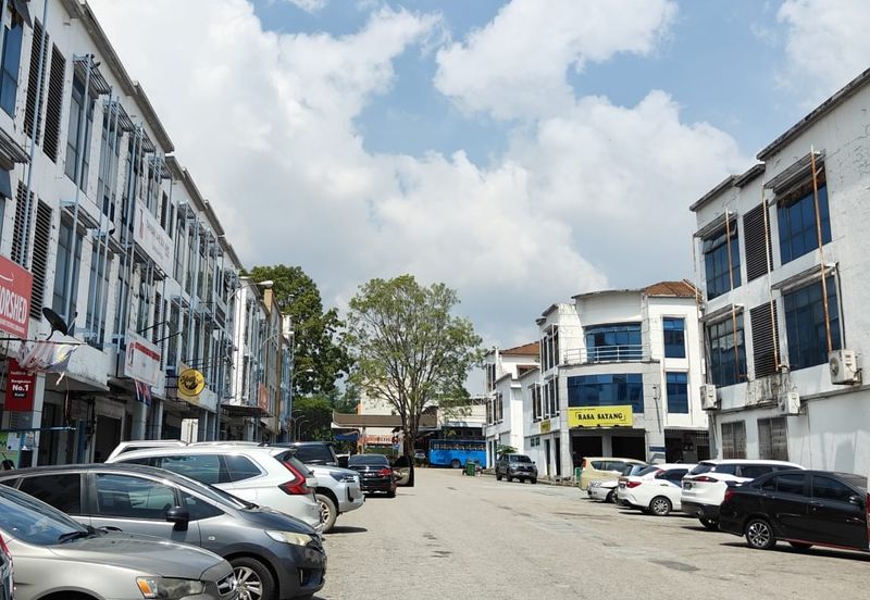 Kulai Lagenda Putra / Jalan Lagenda / 3 Storey Shoplot 