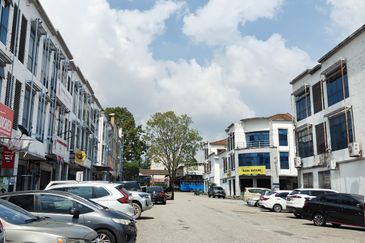 Kulai Lagenda Putra / Jalan Lagenda / 3 Storey Shoplot 
