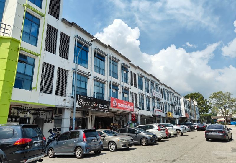 Kulai Lagenda Putra / Jalan Lagenda / 3 Storey Shoplot 