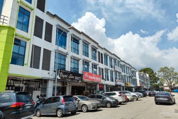 Kulai Lagenda Putra / Jalan Lagenda / 3 Storey Shoplot 