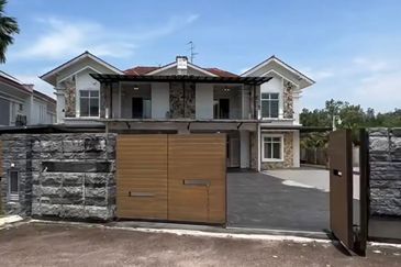 JB Perling / Taman Amira @ Double Storey Semi D (2 Adjoining Units) Intermediate lot + Corner lot