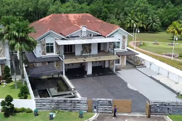 JB Perling / Taman Amira @ Double Storey Semi D (2 Adjoining Units) Intermediate lot + Corner lot