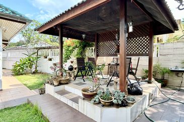 JB Taman Kolam Air / Jalan Sepui / 2 Storey Bangalow / 水塘路 独立式洋房