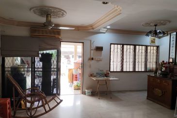 JB Taman Johor Jaya / Double Storey Terrace House 