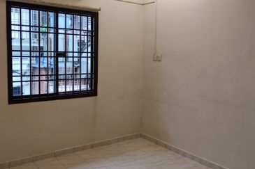 JB Taman Johor Jaya / Double Storey Terrace House 