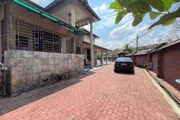 JB Taman Bukit Kempas / Jalan Bukit Kempas 3 🏡Double Storey Bungalow