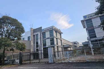 JB Mount Austin /  Semi-D factory