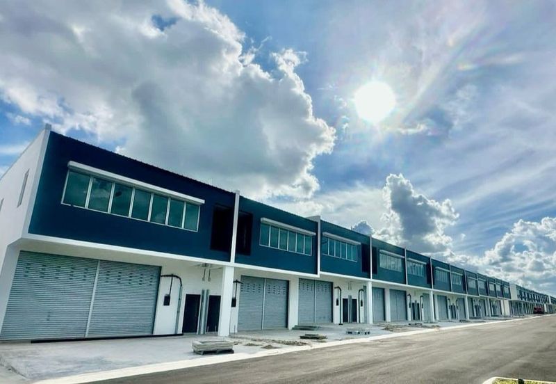 Kulai Bandar Indahpura / Jalan Kiambang / Stellar Park / VervoCity / Phase 2 / 1.5 Terrace Factory Endlot unit  / Facing Main Road