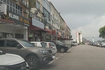 Kulai Bandar Putra / Jalan Kenari 21 / 3 Storey Shoplot (2 Unit) Unblock View 