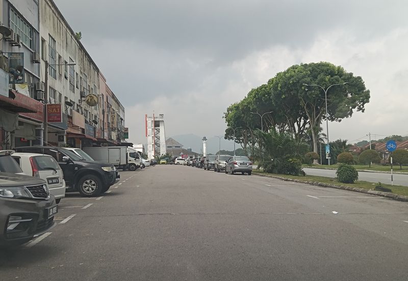 Kulai Bandar Putra / Jalan Kenari 21 / 3 Storey Shoplot (2 Unit) Unblock View 