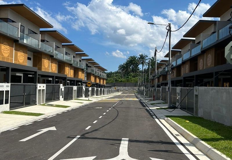 Kulai  Taman Bukit Seni / Jalan bukit seni /  Three Storey Terrace House 