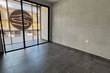 Kulai  Taman Bukit Seni / Jalan bukit seni /  Three Storey Terrace House 