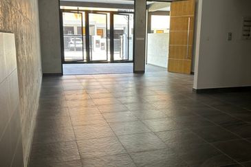 Kulai  Taman Bukit Seni / Jalan bukit seni /  Three Storey Terrace House 