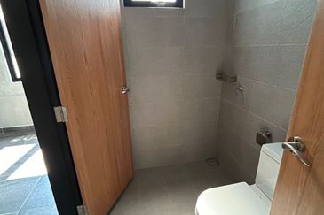 Kulai  Taman Bukit Seni / Jalan bukit seni /  Three Storey Terrace House 