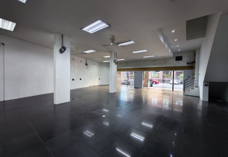 Kulai Bandar Indahpura / Jalan Kenanga 29/9 / Four Storey Shop Office - Corner Lot / Ground Floor Only