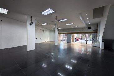 Kulai Bandar Indahpura / Jalan Kenanga 29/9 / Four Storey Shop Office - Corner Lot / Ground Floor Only