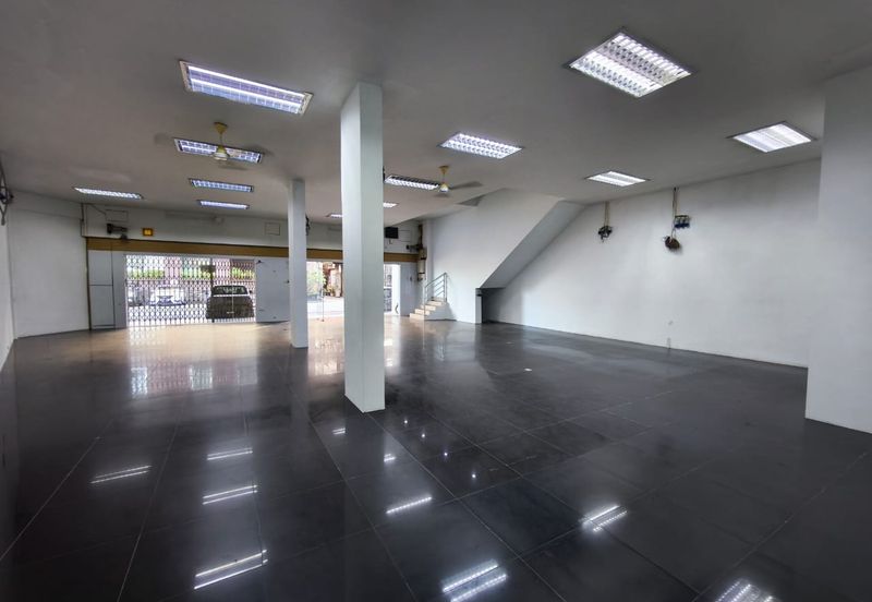 Kulai Bandar Indahpura / Jalan Kenanga 29/9 / Four Storey Shop Office - Corner Lot / Ground Floor Only