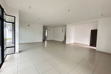 Kulai Bandar Putra / Jalan Ceria / Double Storey Semi-D House / Original Unit