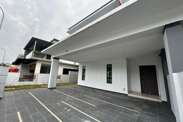 Kulai Bandar Putra / Jalan Ceria / Double Storey Semi-D House / Original Unit