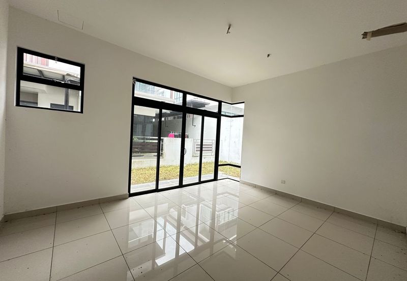 Kulai Bandar Putra / Jalan Ceria / Double Storey Semi-D House / Original Unit